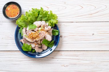 Soslu ve sebzeli haşlanmış balık sosu.