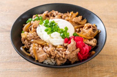 Yumurtalı domuz pirinci kasesi (Donburi) - Japon yemeği tarzı.