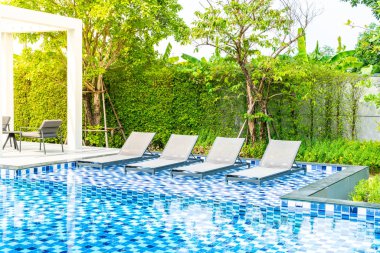 Otel ve tatil seyahat ve tatil için açık yüzme havuzunda havuzuyla yatak