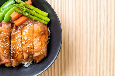 Teriyaki tavuk pilav kasesi - Asya gıda tarzı