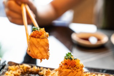 Somon suşi rulo soslu - Japon gıda tarzı