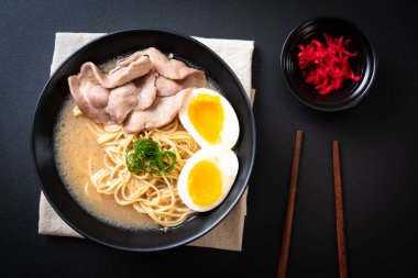 domuz eti ve yumurta - Japon tarzı ile TONKOTSU ramen erişte