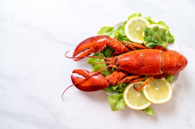 taze Haşlanmış istakoz sebze ve limon ile
