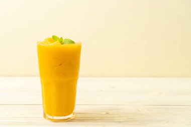 taze mango smoothies - sağlıklı yiyecek ve içecek konsepti