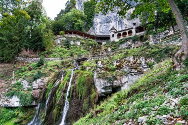 St. Beatus mağara ve şelaleler Thunersee, Sundlauenen İsviçre yukarıda.