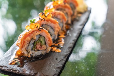 somon suşi rulo ile kaz ciğeri - Japon gıda tarzı