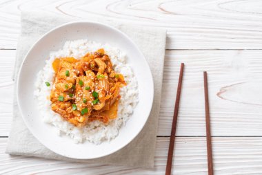 Pirinçli kimchi ve domuz kızartması. Kore usulü.