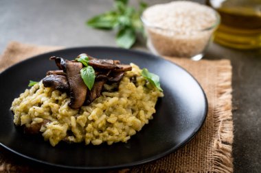 Pesto ve peynir ile ev yapımı Mantarlı Risotto