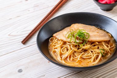chaashu domuz eti - Japon tarzı ile TONKOTSU ramen erişte