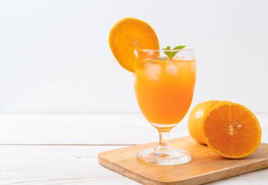 Buzlu bir bardak portakal suyu.