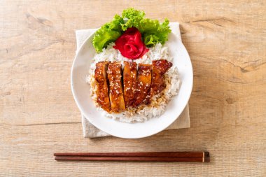 tepesinde ekmek kapısı üzerinde teriyaki soslu ızgara tavuk