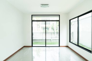 boş cam pencere ve kapı ev güneş ışığı ile