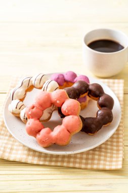 ahşap arka plan üzerinde siyah kahve ile çörek