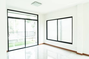 boş cam pencere ve kapı ev güneş ışığı ile