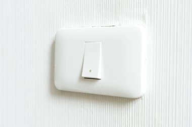 Beyaz ışık duvara geçiş