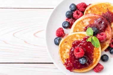 Taze ahududu ve yabanmersinli gözleme.