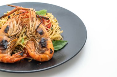 ızgara karides ve beyaz arka plan üzerinde izole domates ile tavada kızartılmış spagetti
