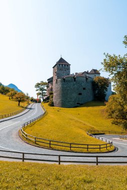 Güzel mimari Kalesi'nde Vaduz, Liechtenstein Prens mavi gökyüzü ile resmi konutu