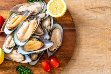 malzemelerle ahşap tahta üzerinde taze midye