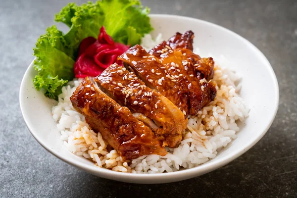 Ayam Panggang Dengan Saus Teriyaki Atas Mangkuk Nasi — Stok Foto