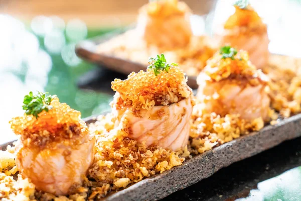 Somon suşi rulo soslu - Japon gıda tarzı