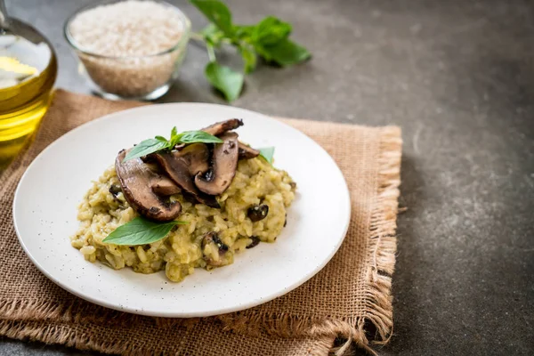 Hemmagjord Svamprisotto Med Pesto Och Ost — Stockfoto