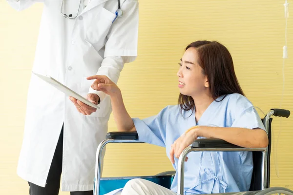 Paciente Feminina Asiática Cadeira Rodas Com Médico Sênior — Fotografia de Stock