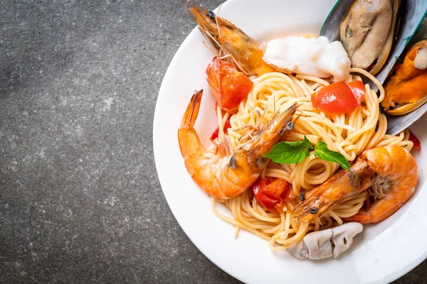 海鲜面食意大利面与克拉姆 贻贝和西红柿 意大利美食风格 — 图库照片