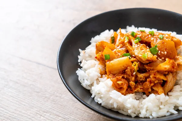 Carne Cerdo Salteada Con Kimchi Sobre Arroz Rematado Estilo Coreano —  Fotos de Stock