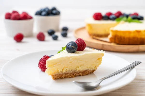 Homemade Cheesecake Fresh Raspberries Blueberries — Stock Photo, Image