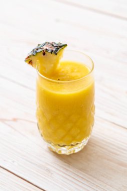 Tahta masada taze ananas suyu bardağı - Sağlıklı içecek