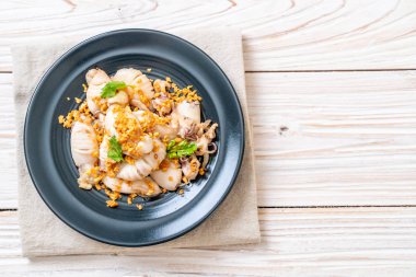 Kızarmış kalamar ya da tabakta sarımsak olan ahtapot.