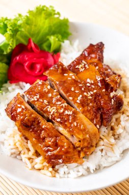 tepesinde ekmek kapısı üzerinde teriyaki soslu ızgara tavuk