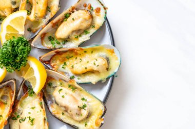 Peynirli taze midye.