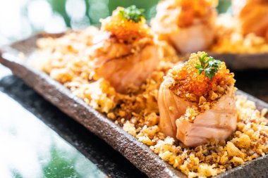 Somon suşi rulo soslu - Japon gıda tarzı