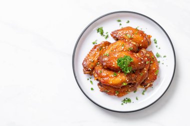 Beyaz susamlı ızgara tavuk kanadı.