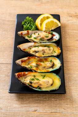 Peynirli taze midye.