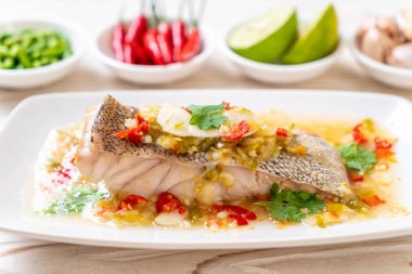 Kireç soyunma - orfoz balığı fileto Chili Lime Soslu buğulama Asya gıda tarzı