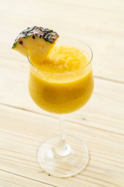 Tahta masada taze ananas suyu bardağı - Sağlıklı içecek