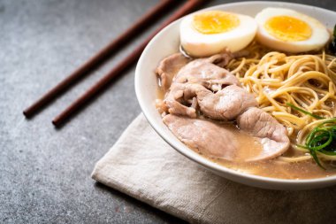domuz eti ve yumurta - Japon tarzı ile TONKOTSU ramen erişte
