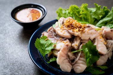 Soslu ve sebzeli haşlanmış balık sosu.