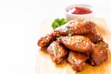 Beyaz susamlı ızgara tavuk kanadı.