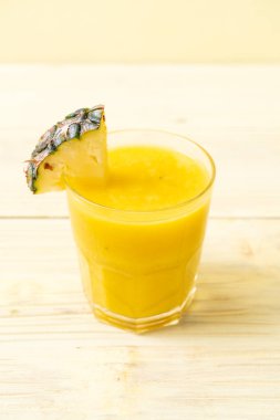 Tahta masada taze ananas suyu bardağı - Sağlıklı içecek