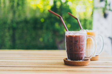 çikolata ve buzlu kahve latte klasik cam buzlu