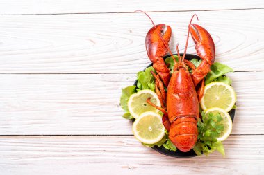 taze Haşlanmış istakoz sebze ve limon ile