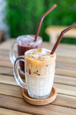 buzlu latte ile klasik cam buzlu çikolata kahve