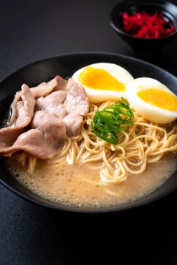 domuz eti ve yumurta - Japon tarzı ile TONKOTSU ramen erişte