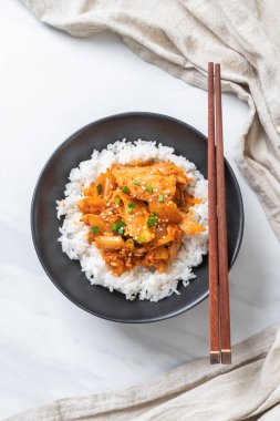 Pirinçli kimchi ve domuz kızartması. Kore usulü.