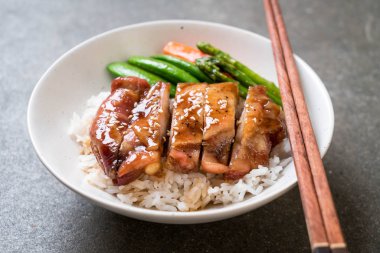 Teriyaki tavuk pilav kasesi - Asya gıda tarzı