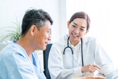 Asya kıdemli olan istişare ile doktor hasta Office - seçici odak noktası